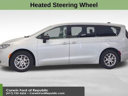 Used 2024 Chrysler Pacifica Touring-L image 4