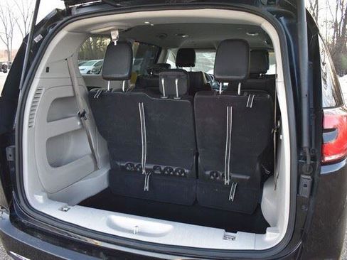 Used 2024 Chrysler Pacifica Touring-L FWD image 19