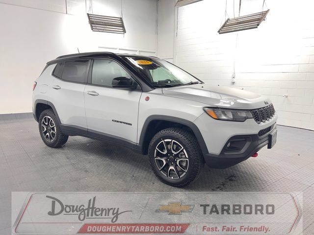 Used 2025 Jeep Compass Trailhawk AWD/4WD image 4