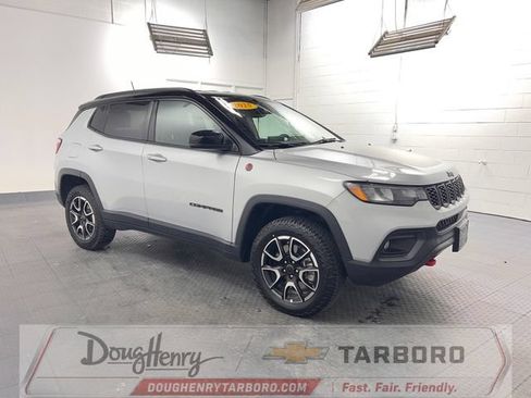 Used 2025 Jeep Compass Trailhawk AWD/4WD image 4