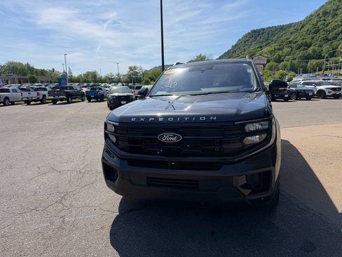 Used 2025 Ford Expedition Active AWD/4WD image 2