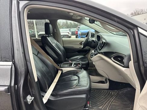 Used 2018 Chrysler Pacifica Touring-L image 10