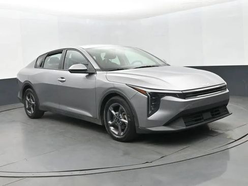 Used 2025 Kia K4 FWD image 2