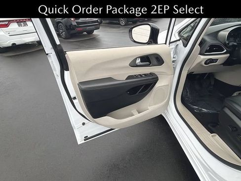 Used 2024 Chrysler Pacifica Limited FWD image 3