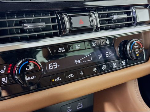 Used 2023 Nissan Pathfinder Platinum image 19