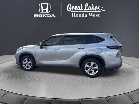 Used 2024 Toyota Highlander LE AWD/4WD image 13
