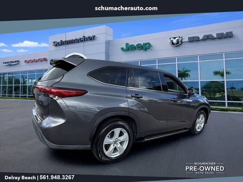 Used 2021 Toyota Highlander LE FWD image 7