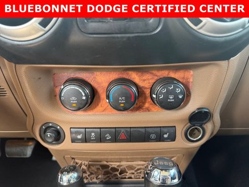 Used 2015 Jeep Wrangler Unlimited Sahara w/ Connectivity Group AWD/4WD image 17