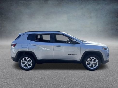 Used 2024 Jeep Compass Latitude image 3