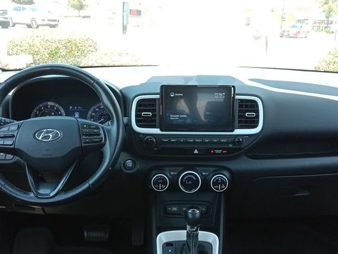 Used 2022 Hyundai Venue Limited FWD image 11