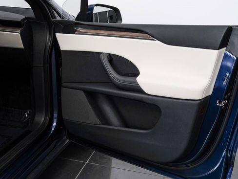 Used 2022 Tesla Model X image 54