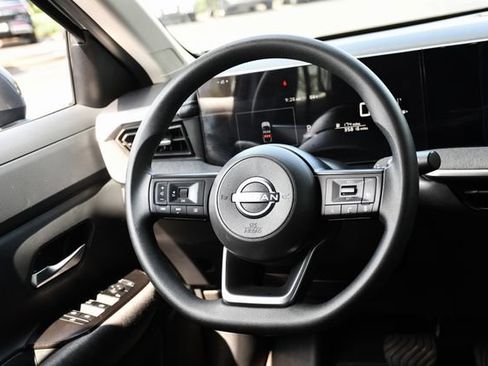 Used 2025 Nissan Kicks SV AWD/4WD image 18