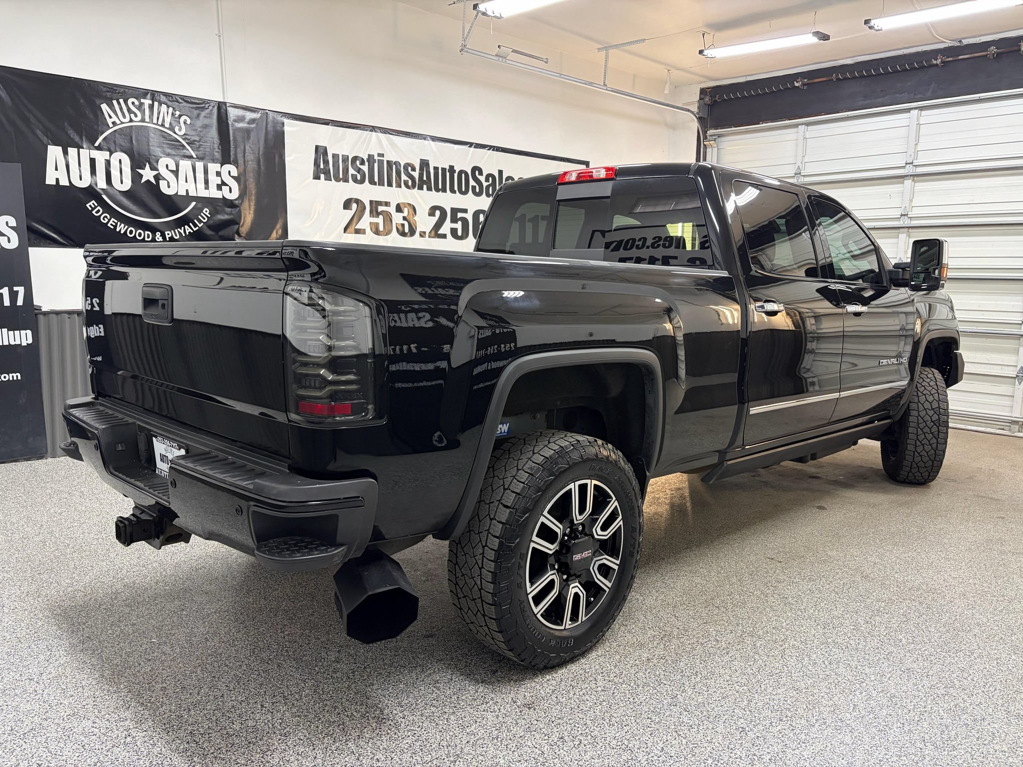 Used 2015 GMC Sierra 2500 Denali w/ Duramax Plus Package AWD/4WD image 3