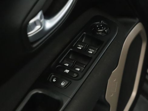 Used 2017 Jeep Renegade Latitude image 6