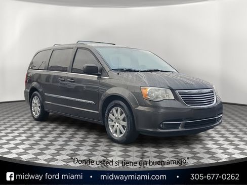 Used 2016 Chrysler Town & Country Touring image 1