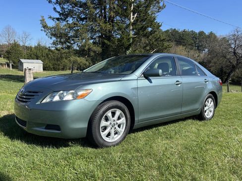 Used 2009 Toyota Camry LE image 1