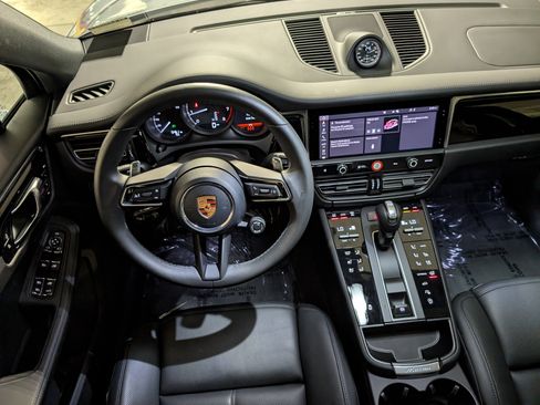 Certified 2026 Porsche Macan AWD/4WD image 6