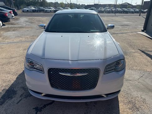 Used 2018 Chrysler 300 Touring w/ Chrome Appearance Package image 5
