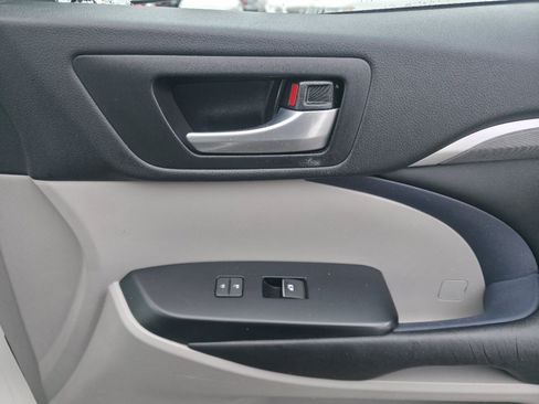 Used 2017 Toyota Highlander Limited image 24