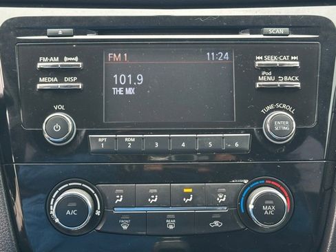 Used 2017 Nissan Rogue S image 33