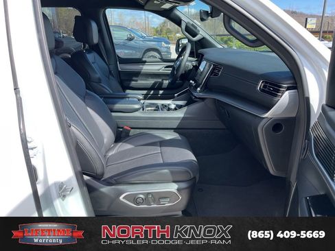 Used 2025 Jeep Wagoneer L Series II w/ 8-pass Seating Package image 4