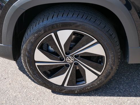Certified 2025 Volkswagen Taos SE AWD/4WD image 15