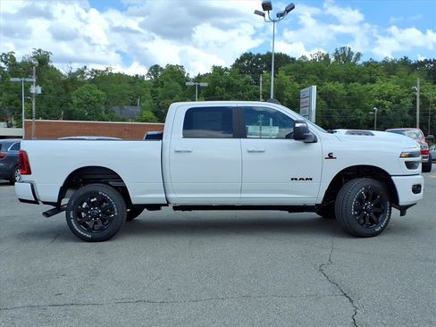 New 2026 RAM 2500 Laramie AWD/4WD image 3