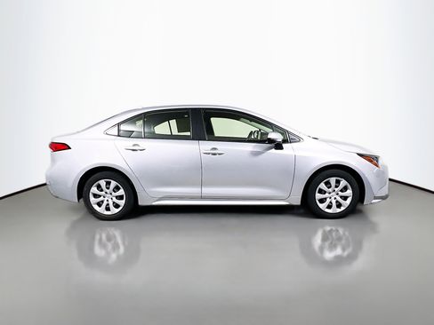 Used 2022 Toyota Corolla LE image 3