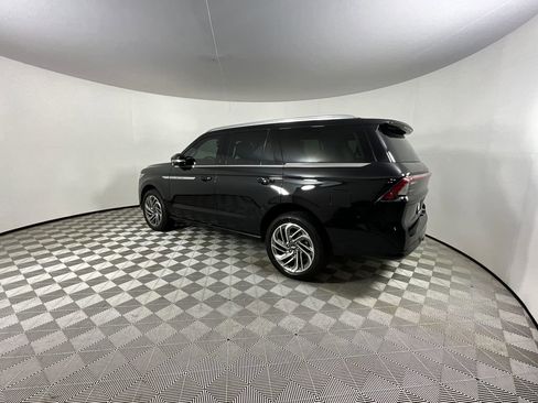 Used 2025 Lincoln Navigator Reserve image 3