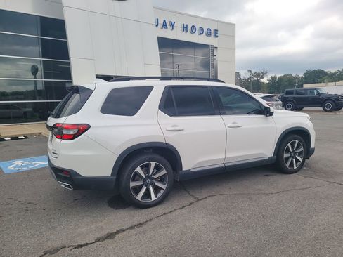 Used 2024 Honda Pilot Touring image 3