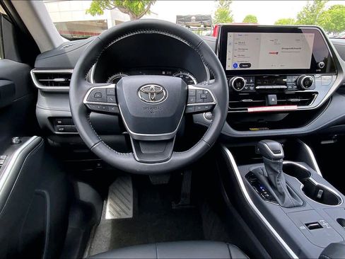 Certified 2026 Toyota Highlander XLE AWD/4WD image 6