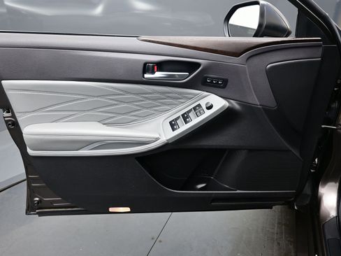 Used 2019 Toyota Avalon Limited image 9