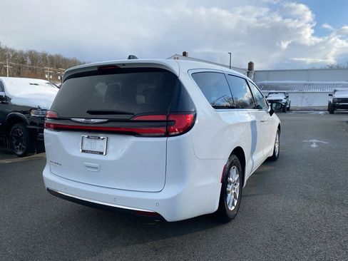 Used 2024 Chrysler Pacifica Touring-L FWD image 2