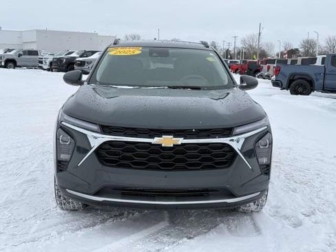 Used 2025 Chevrolet Trax LT image 3