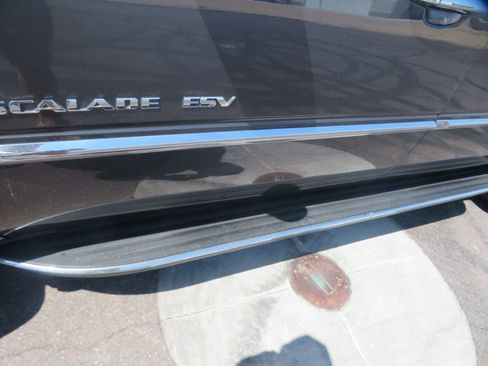 Used 2011 Cadillac Escalade ESV AWD image 14