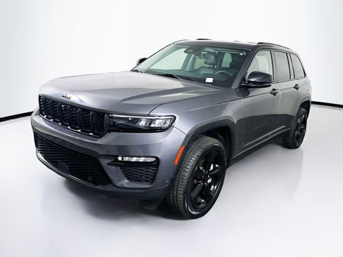 Used 2023 Jeep Grand Cherokee Limited w/ Luxury Tech Group II image 3