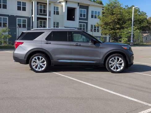 Used 2023 Ford Explorer Platinum w/ Technology Package AWD/4WD image 3