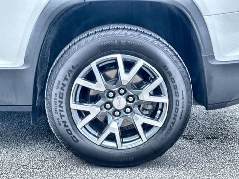 Used 2023 GMC Acadia SLT w/ Technology Package FWD image 11
