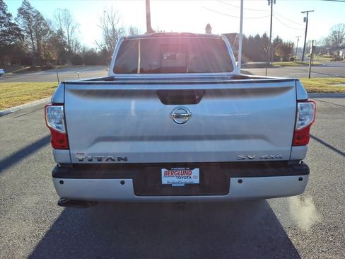 Used 2018 Nissan Titan SV w/ SV Convenience Package image 11