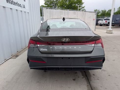 Used 2025 Hyundai Elantra SE w/ Cargo Package FWD image 15