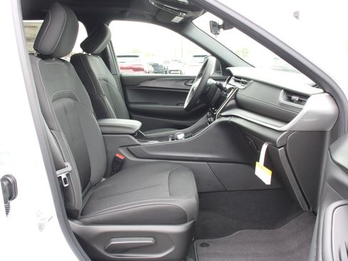 New 2025 Jeep Grand Cherokee L Laredo image 27