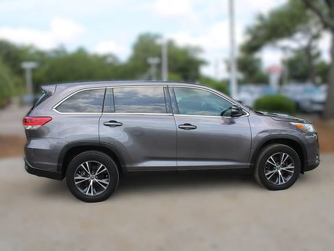 Used 2019 Toyota Highlander LE FWD image 5