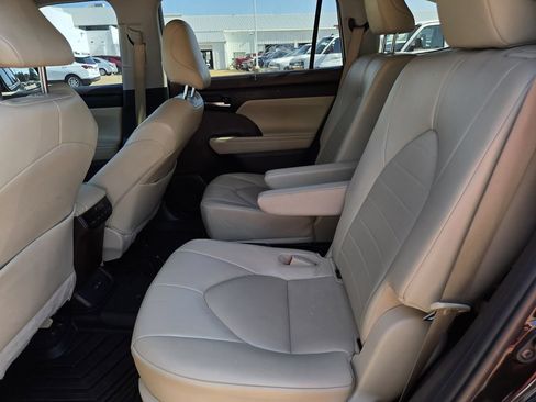 Used 2022 Toyota Highlander XLE FWD image 20