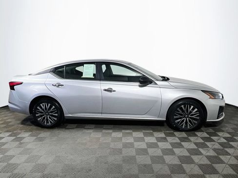 Used 2025 Nissan Altima 2.5 SV FWD image 8