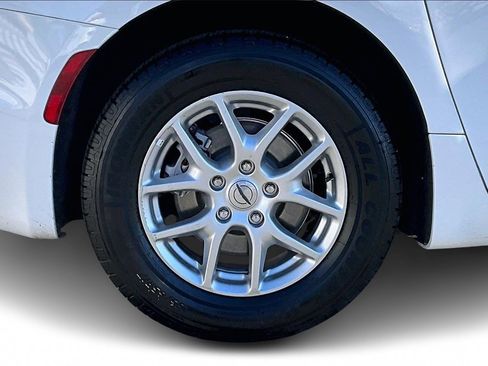 Certified 2024 Chrysler Pacifica Touring-L image 34