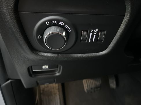 Used 2023 Jeep Grand Cherokee Laredo X image 19