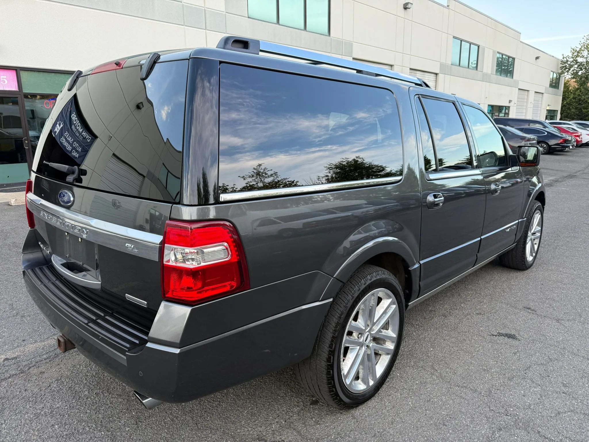 Used 2017 Ford Expedition EL Platinum AWD/4WD image 4