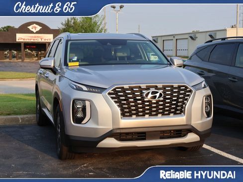 Used 2022 Hyundai Palisade SEL FWD image 2