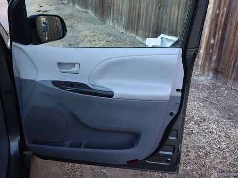 Used 2013 Toyota Sienna L image 26