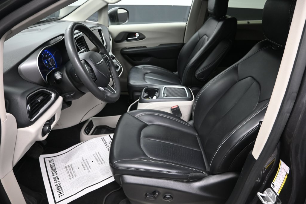 Used 2023 Chrysler Pacifica Touring-L FWD image 13
